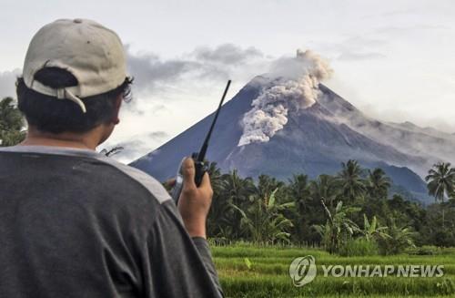 인도네시아 므라피화산 하루 22차례 분출…용암 흘러