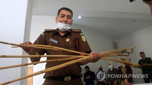 인니 아체주, 동성애 77대·음주 40대·불륜 17대 태형 집행