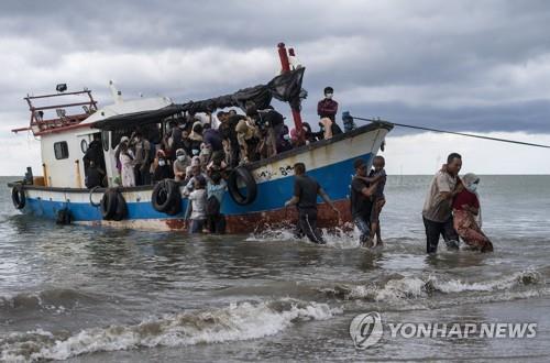 바다 떠돈 로힝야족 구조해도…인니 난민 캠프서 수백명 사라져