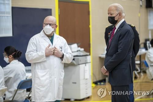 첫 외부일정 군병원 찾은 바이든…장병 격려·백신배포 점검