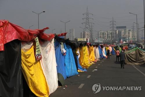 인도 농민 시위대 '일일 단식 투쟁'…당국, 인터넷 차단 대응