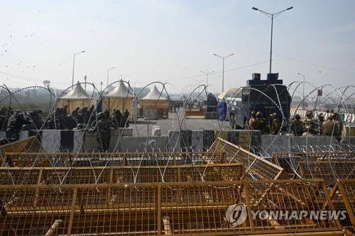 인도 농민 시위대 '일일 단식 투쟁'…당국, 인터넷 차단 대응