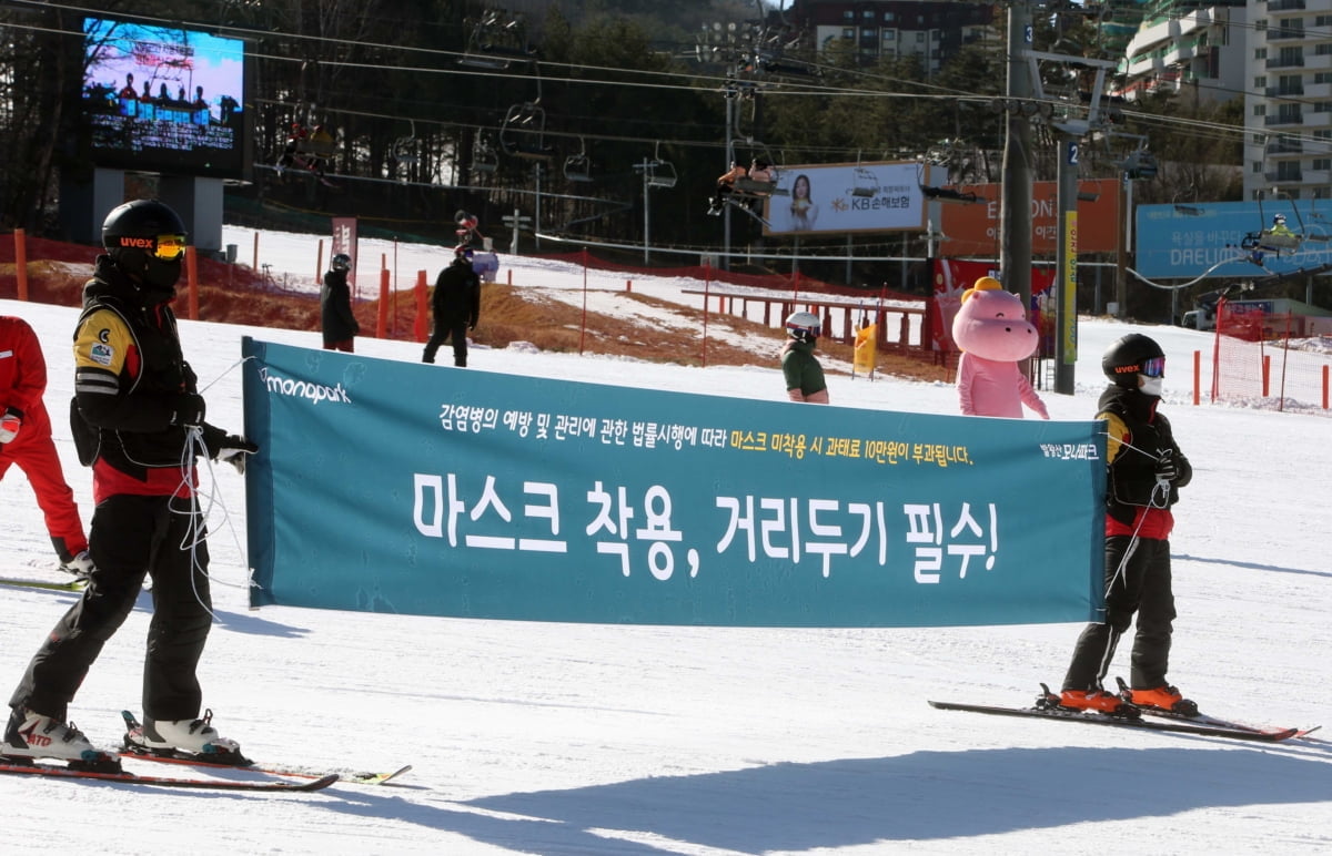 [속보] "거리두기 조정검토, 개인간 접촉 전파되는 유행 반영"