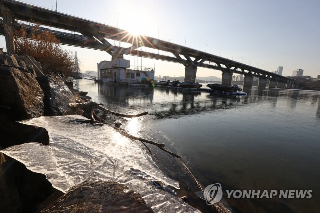 월요일 강추위 계속…중부지방 밤부터 눈·비 내려