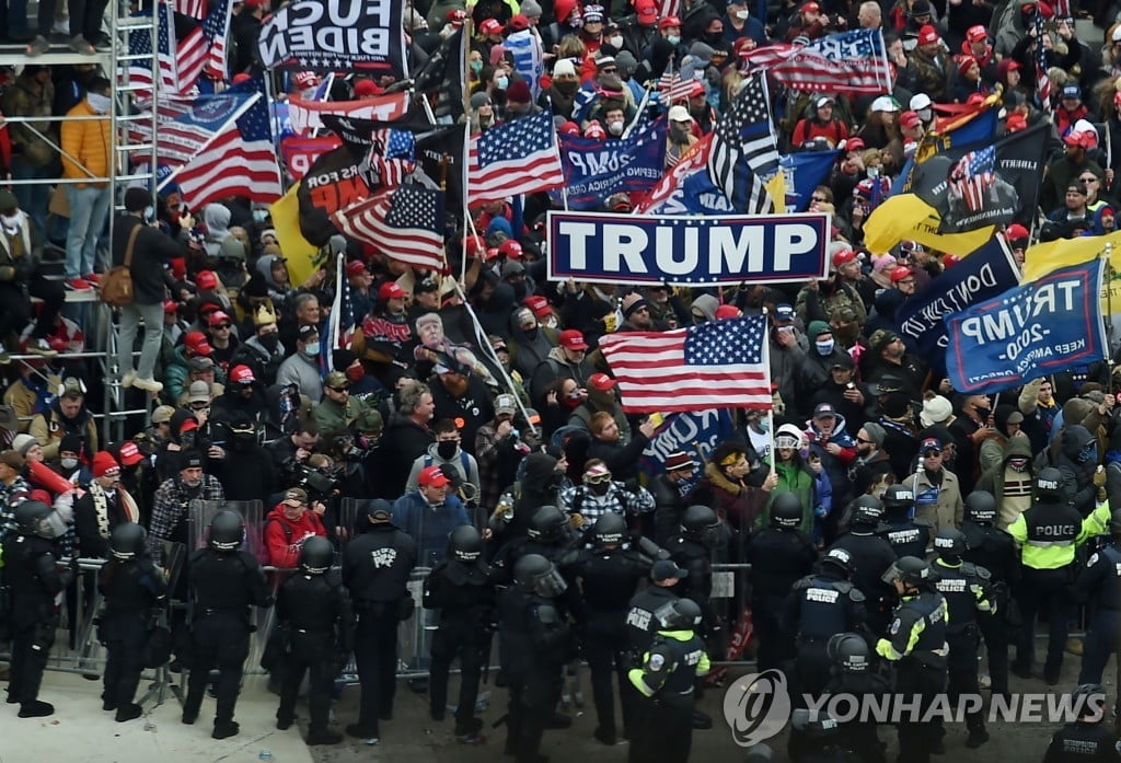 트럼프 지지 시위대, 의회 난입 사태…"1명 총맞아 중태"