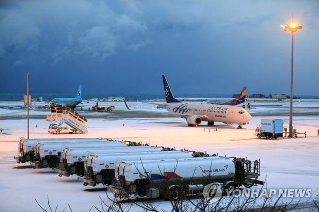 제주공항 6.5㎝ 폭설…항공기 92편 결항 속출