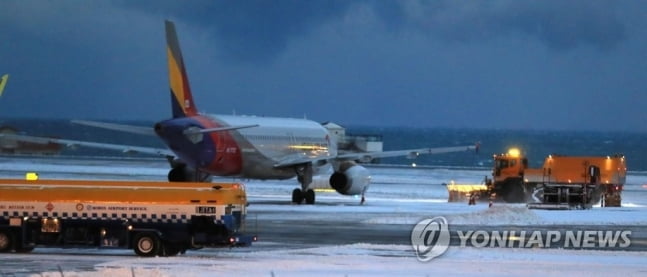 폭설·강풍에 제주공항 결항 속출…하늘·바닷길 곳곳 차질