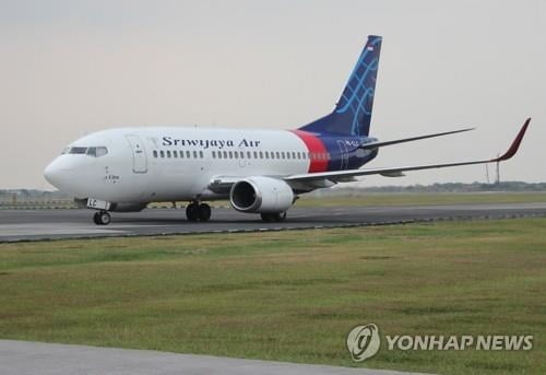 "62명 탑승 인도네시아 B737 여객기 바다 추락"