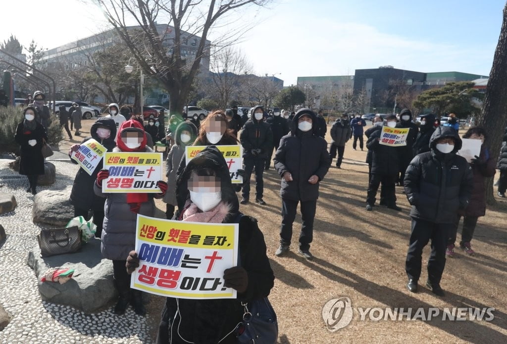 "예배는 생명"…부산교회 2곳서 1500명 대면예배