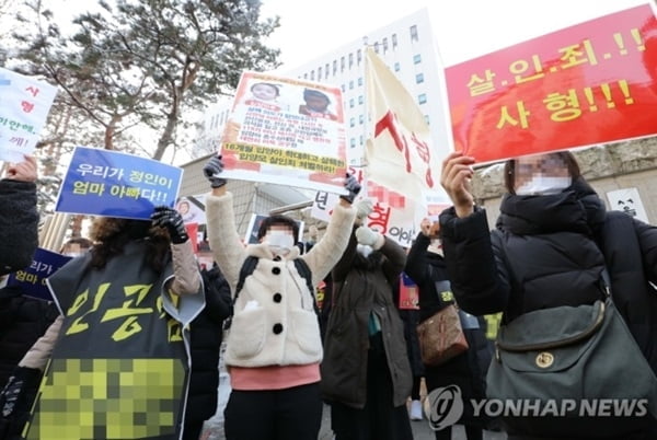 뒤로 꺾인 목·손잡이를 꽉…정인이 양모 "의도한 것 아냐"