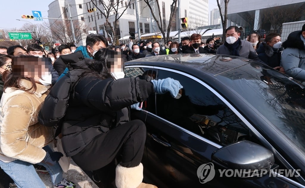 정인이 양부 차량에 시민들 `발길질`…공범 청원 20만↑