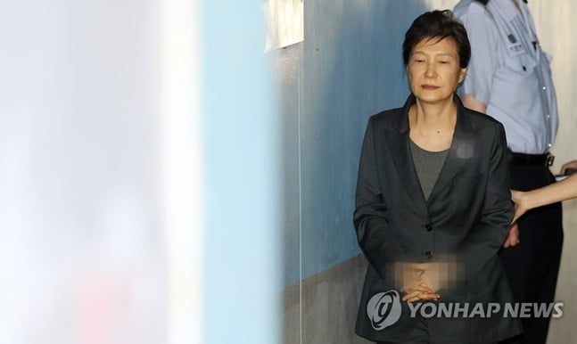 [속보] 박근혜 전 대통령, 징역 20년·벌금 180억원 확정