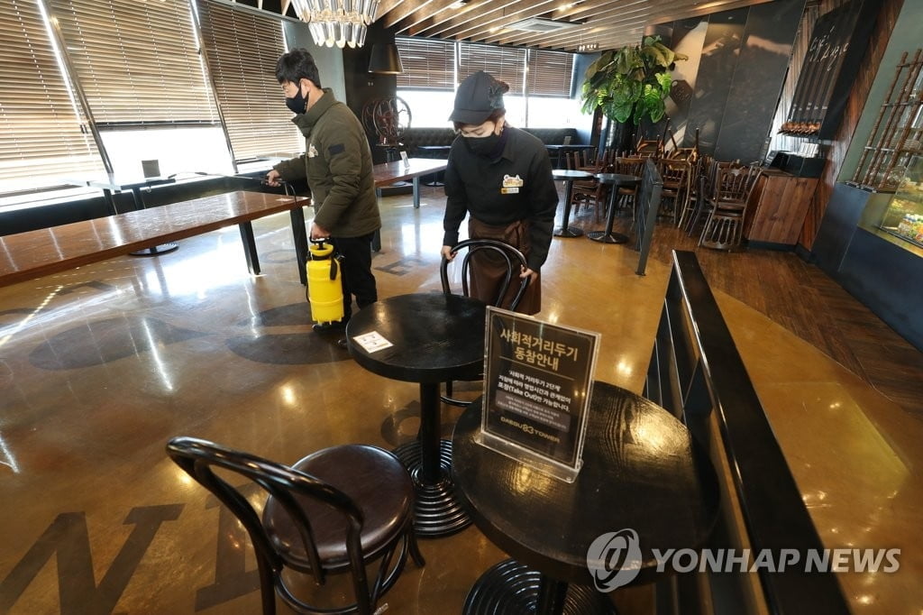 "문연다" 카페·노래방·헬스장 분주…실망 커진 식당·주점