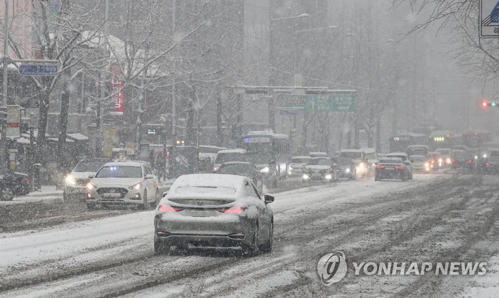 오후까지 폭설 내린다…"출근길 비상, 대중교통 이용"