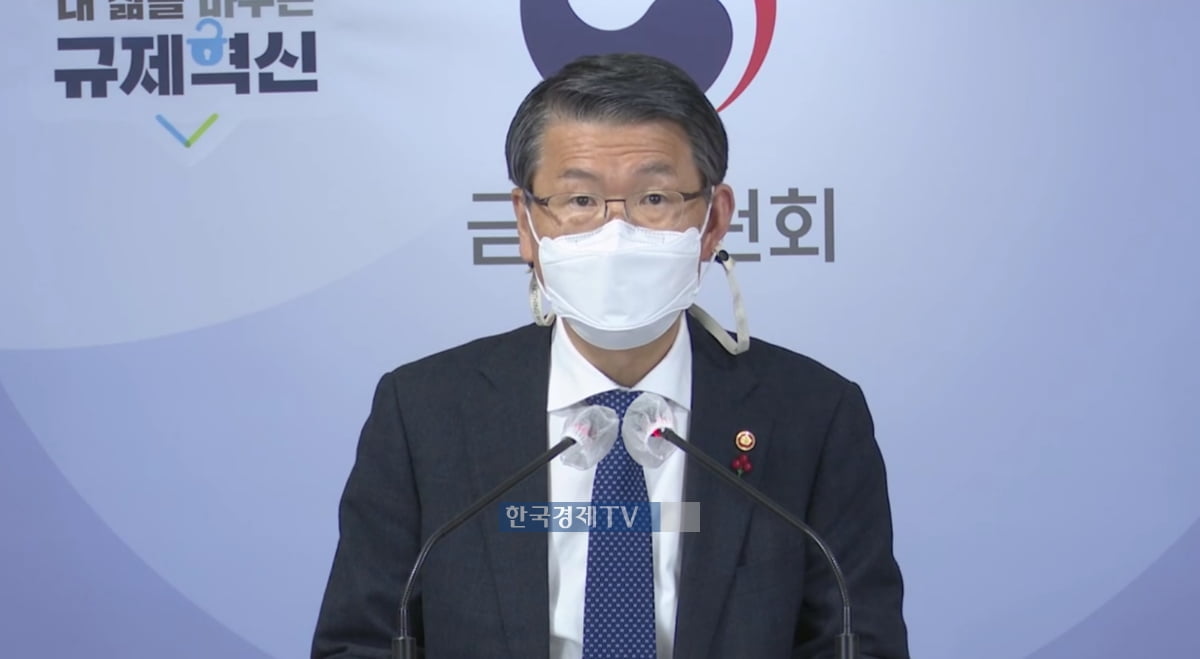 "은행이자 중단은 자본주의 근간 흔드는 것"…은행업계 거센 반발