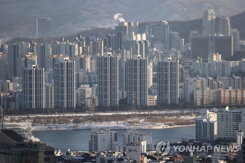 S&P "부동산 가격급등·경제 불확실…결국 은행에 부담"