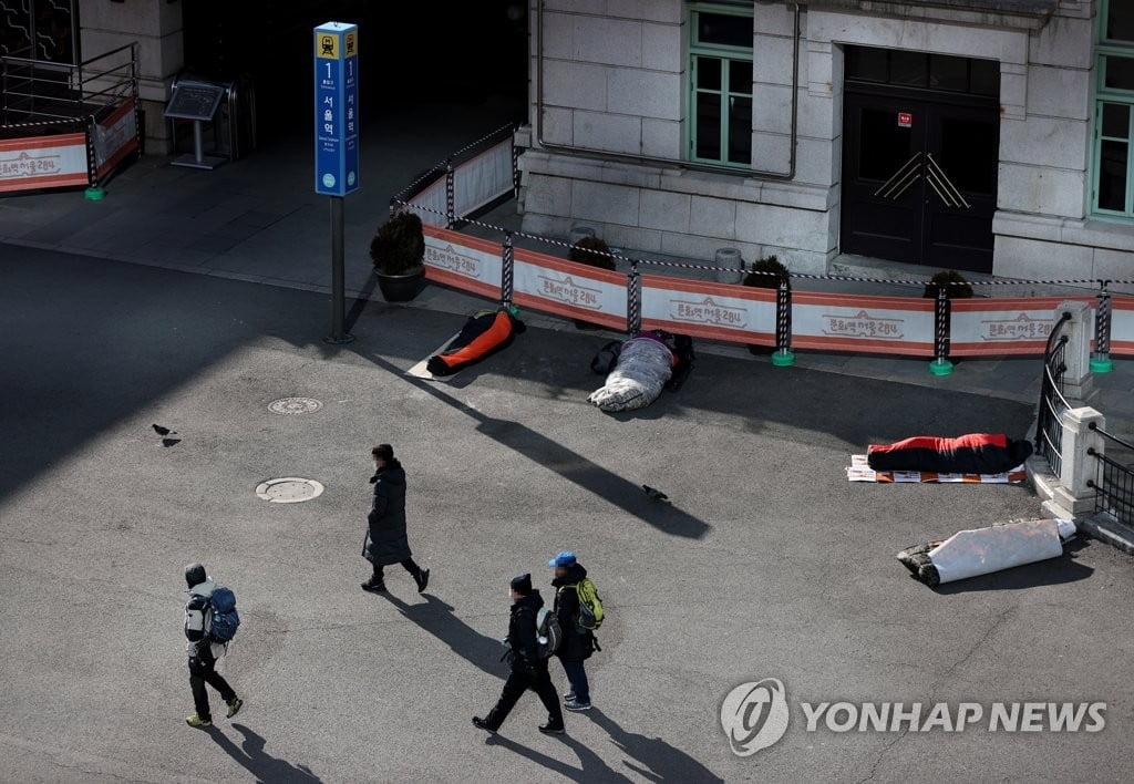 서울역 노숙인 확진자 3명 연락두절…경찰, 추적