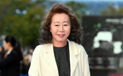 윤여정, '미나리'로 美서 12관왕