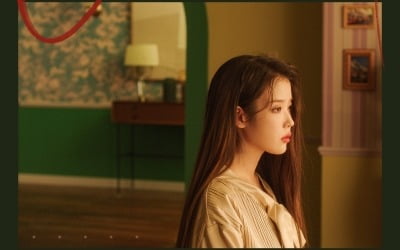 '27일 컴백' 아이유, 동화 속 공주→비련의 여인 '반전 콘셉트'