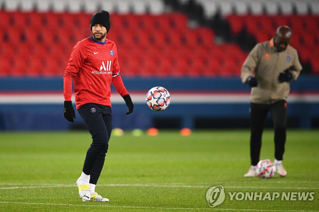 얼마나 떠나고 싶었길래…라이벌팀 유니폼 입고 출근한 축구선수