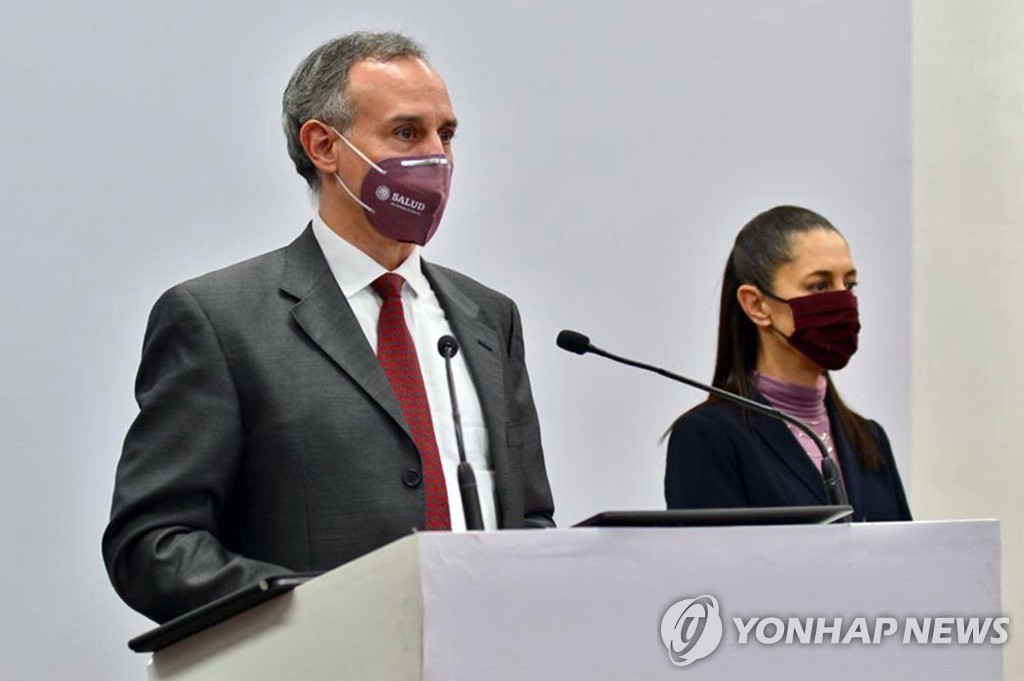 코로나 대응 사령탑 맞나?…멕시코 보건장관 해변 여행 빈축