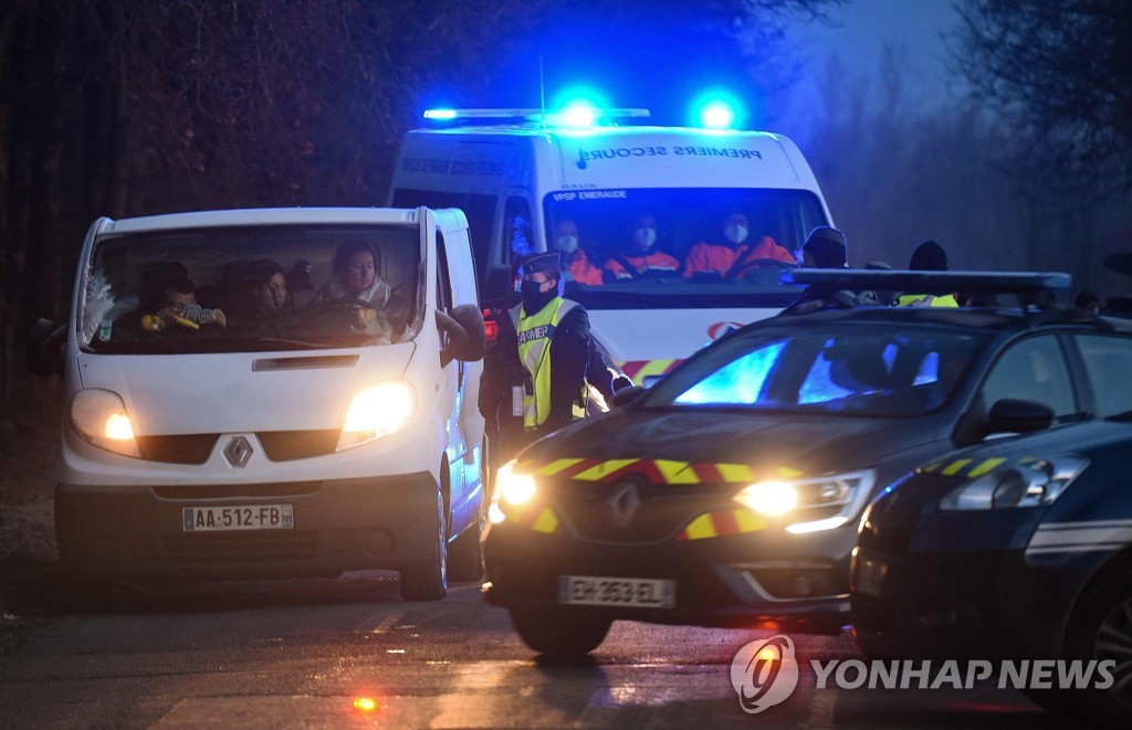 프랑스 '광란의 신년파티' 36시간만에 종료…1천200여명 과태료