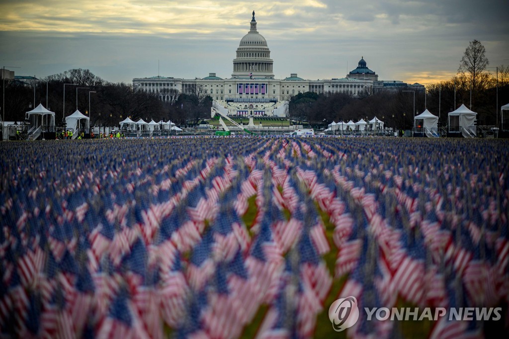 [바이든 취임] 마스크 쓰고 1.8ｍ 떨어져 앉고…코로나로 달라진 취임식