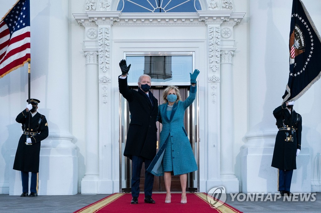 [바이든 취임] 다같이 미 브랜드 의상…해리스 '보랏빛' 눈길 (종합)