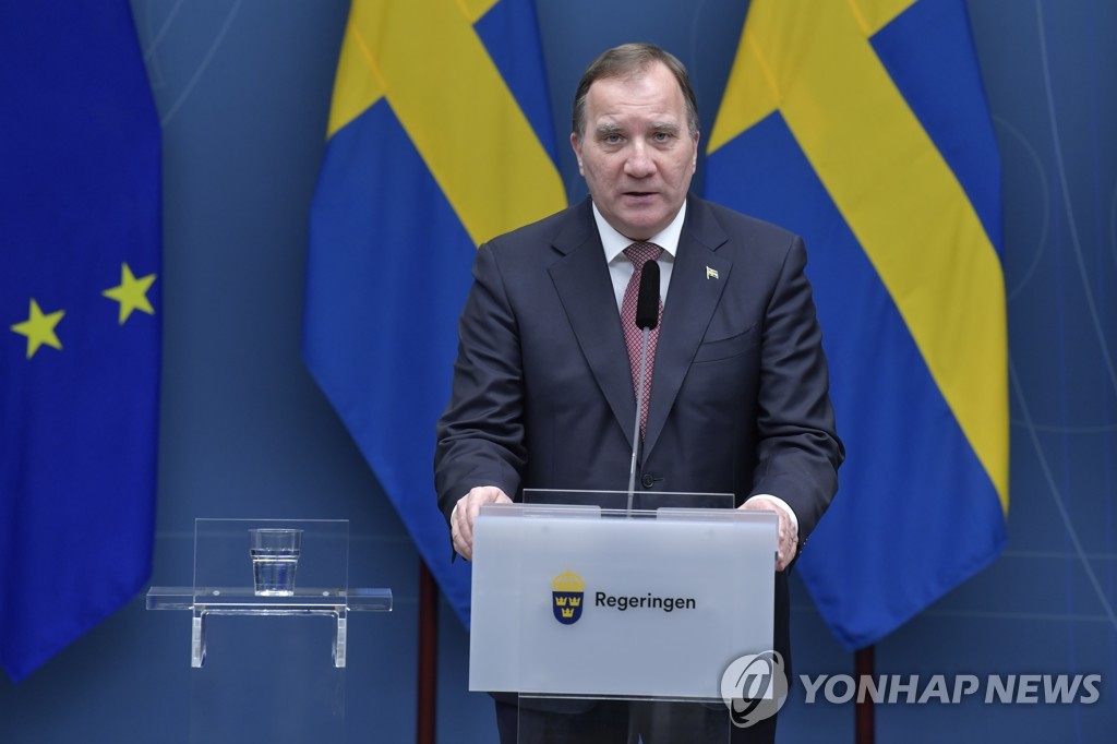 "스웨덴 총리·장관, 코로나19 방역지침 무시에 신뢰도 급락"