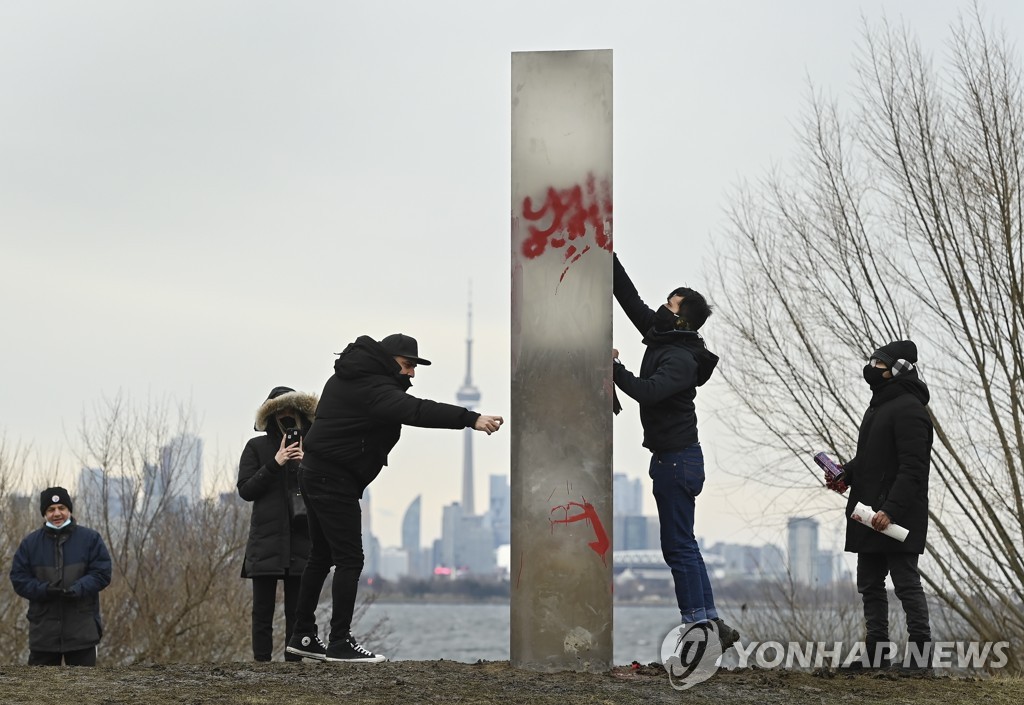 정체불명 금속기둥, 새해 전날 캐나다 토론토에도 등장