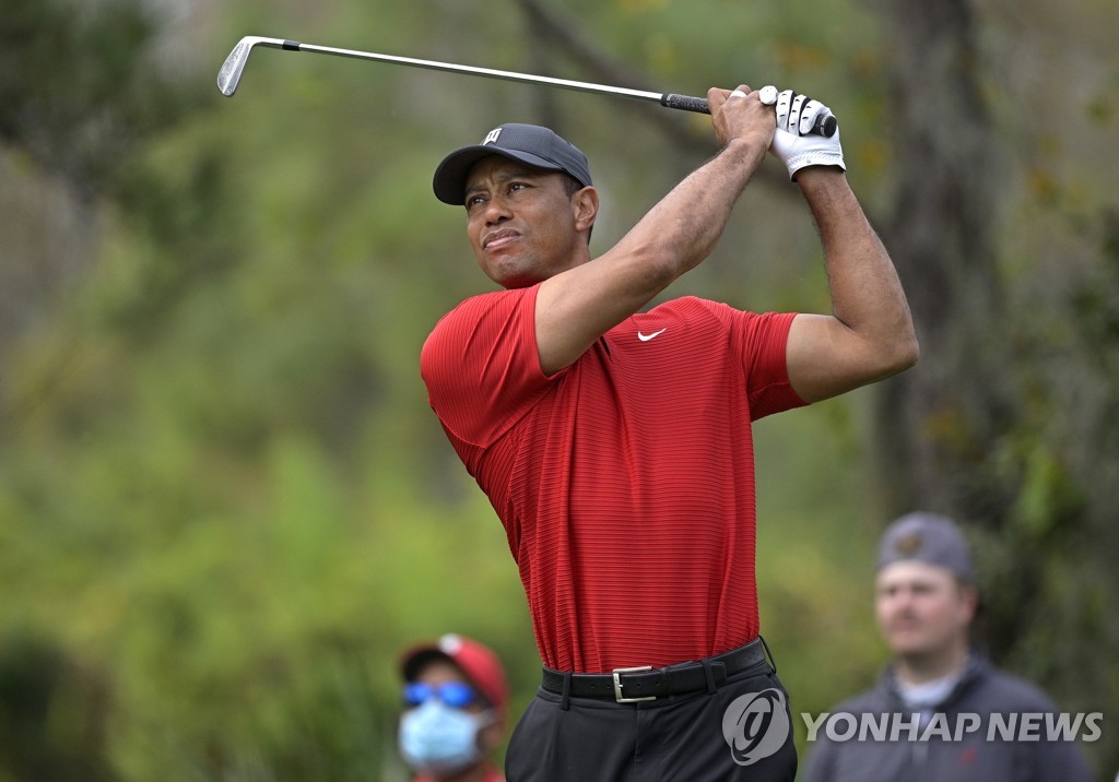 '골프 황제' 우즈, 다섯 번째 허리 수술…2월까지 대회 불참