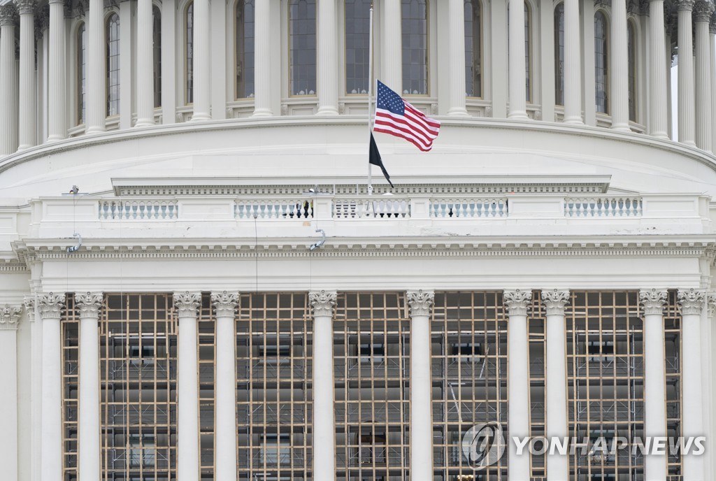 트럼프, 의회폭동 순직경찰 조기게양 마지못해 '뒷북지시'(종합)