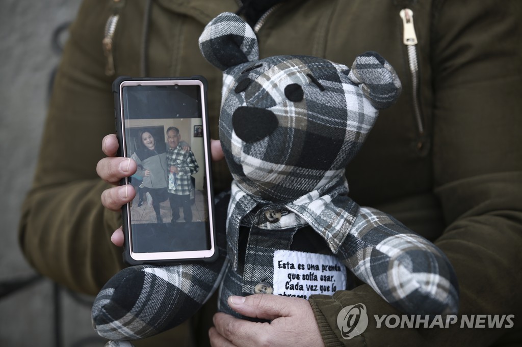 코로나19로 숨진 이들 옷으로 곰 인형 만드는 멕시코 여성