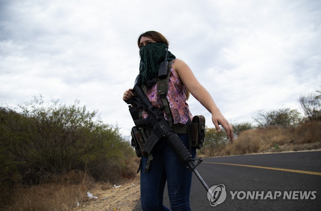 카르텔로부터 마을 지킨다…멕시코에 여성 자경단도 등장 한국경제