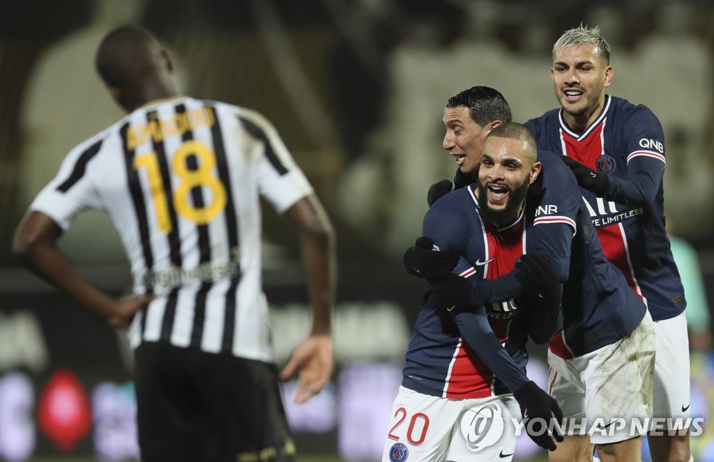 '코로나 확진' 포체티노 감독 빠진 PSG, 앙제 꺾고 선두 도약