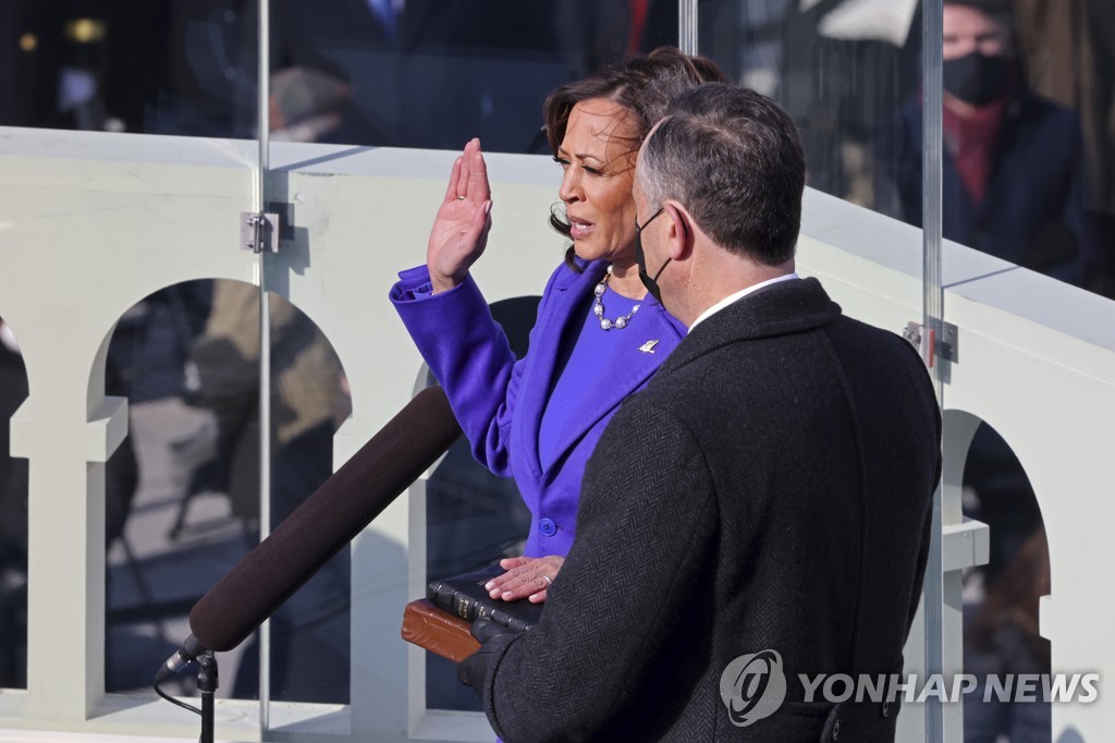 [바이든 취임] 시위대 난입했던 바로 그자리서 바이든 "헌법수호" 선서