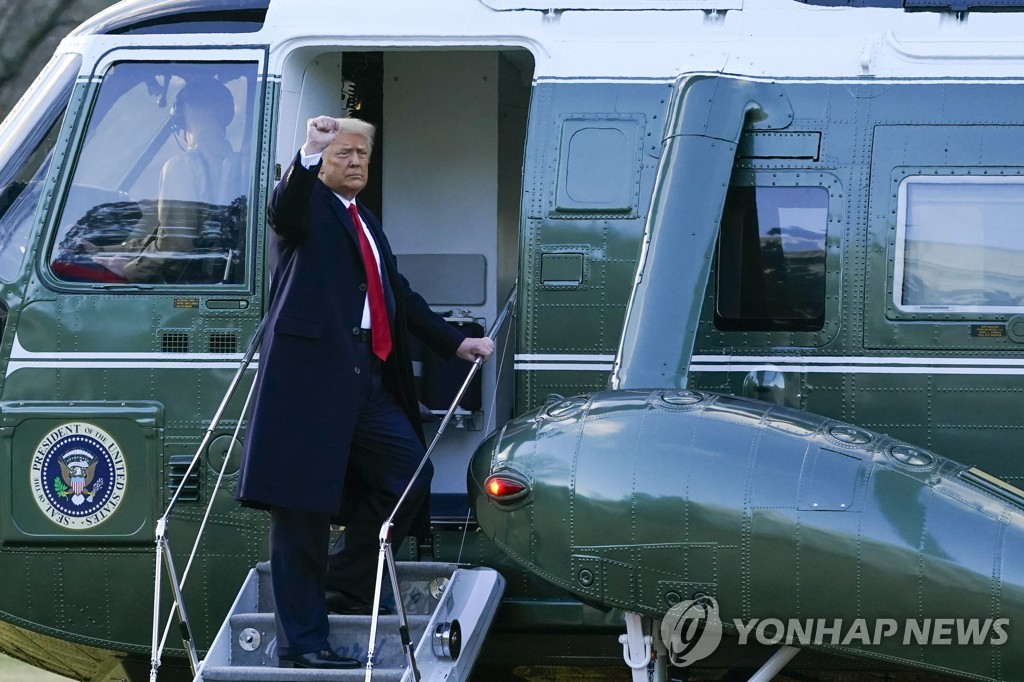 툰베리, 떠나는 트럼프에 "행복한 노인처럼 보여"