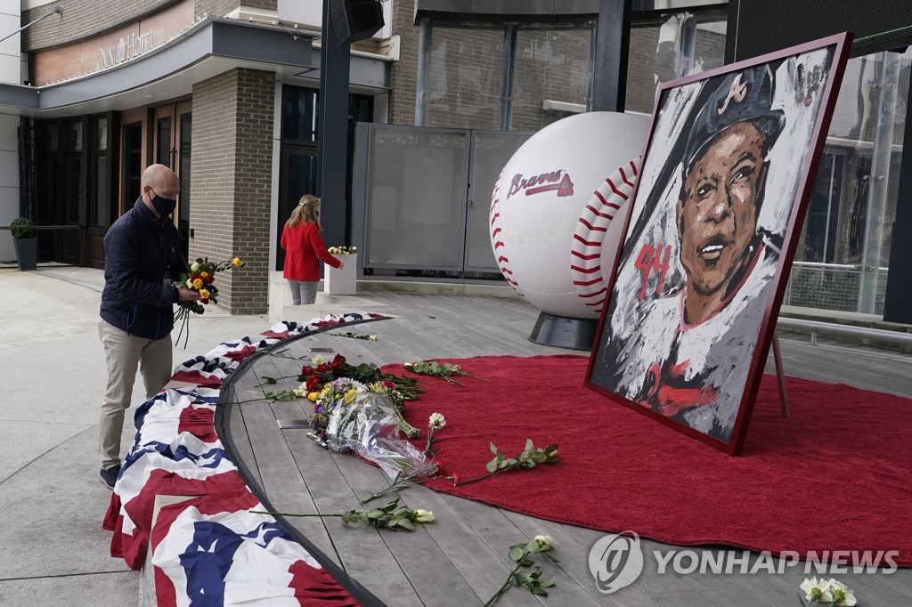 MLB, 행크 에런 추모 물결…바이든 대통령 "미국의 영웅"(종합)