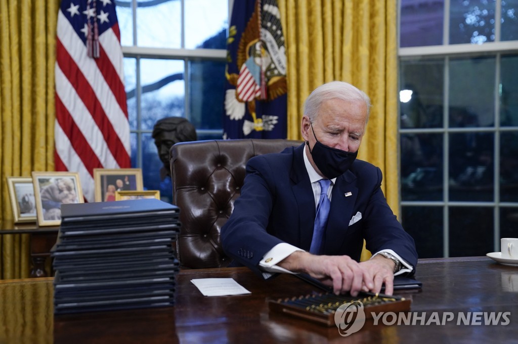 바이든 '소송도 불사' 트럼프 충성파 솎아내기 대대적 인적청산