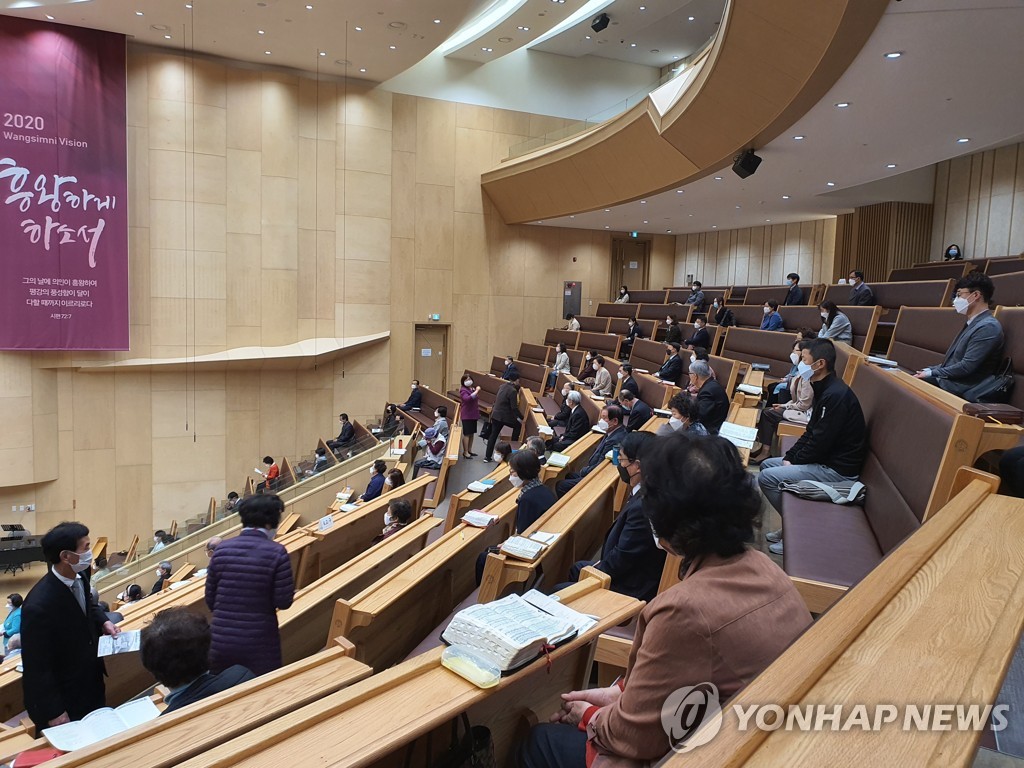 내일부터 카페에 앉아서 커피 마신다…교회 정규예배 일부 허용