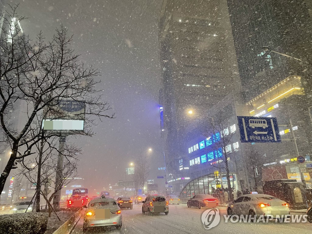 오늘 밤∼내일 오전 더 강한 폭설…중부지방 10㎝ 안팎 쌓인다