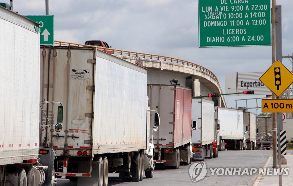 미국 땅 눈앞에 두고…국경 다리서 출산한 온두라스 여성