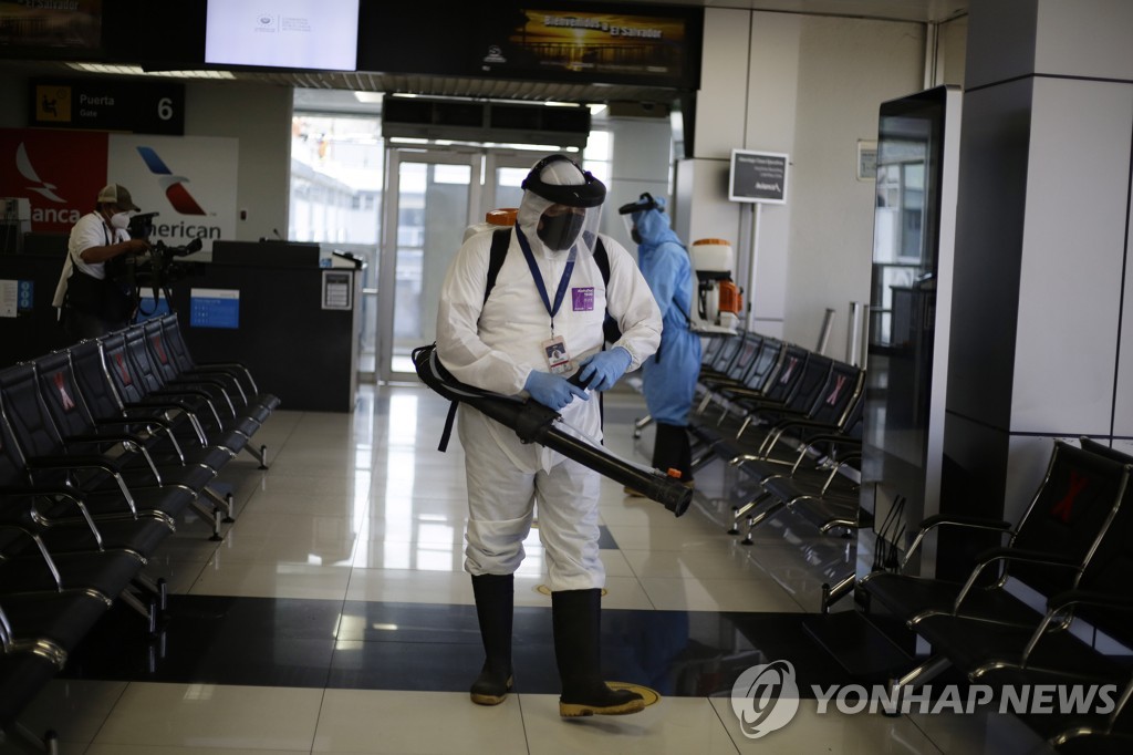 엘살바도르, 코로나19 확진자 태워 온 미 항공사에 벌금