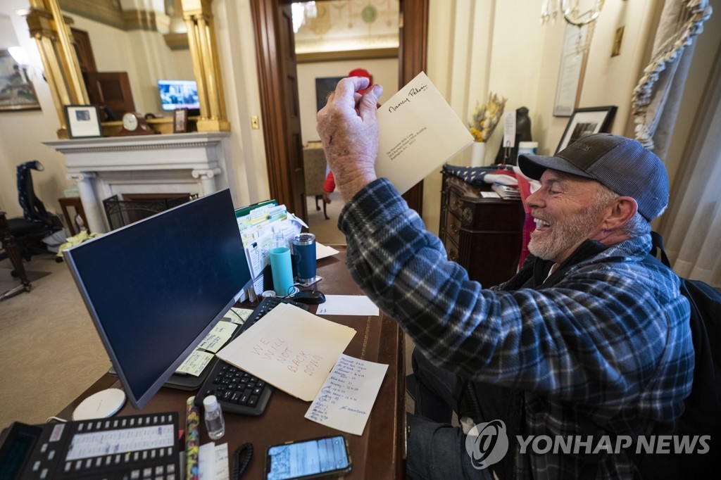 "워싱턴DC 항공기서 술 금지"…아메리칸항공, '승객 분쟁' 예방