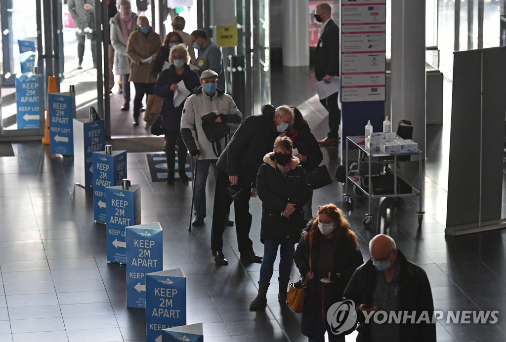 영국, 백신 접종 70대 이상으로 확대…"교사·경찰 추가 검토"