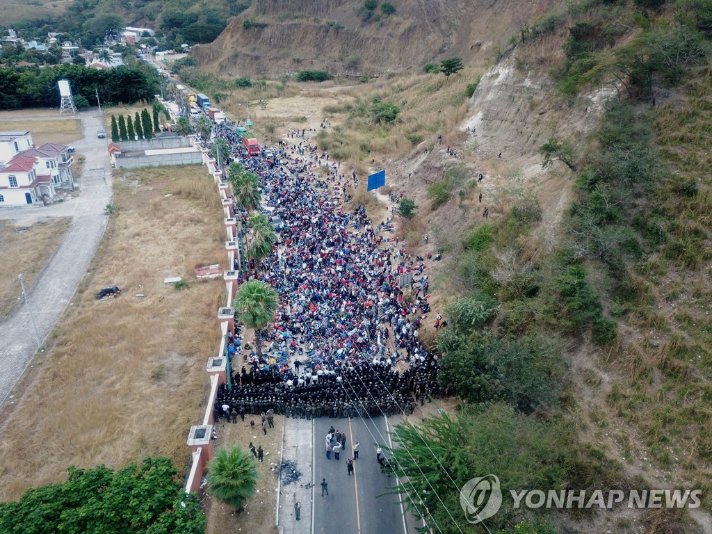 미국 가려는 캐러밴 vs 막으려는 군경…과테말라서 격렬 충돌