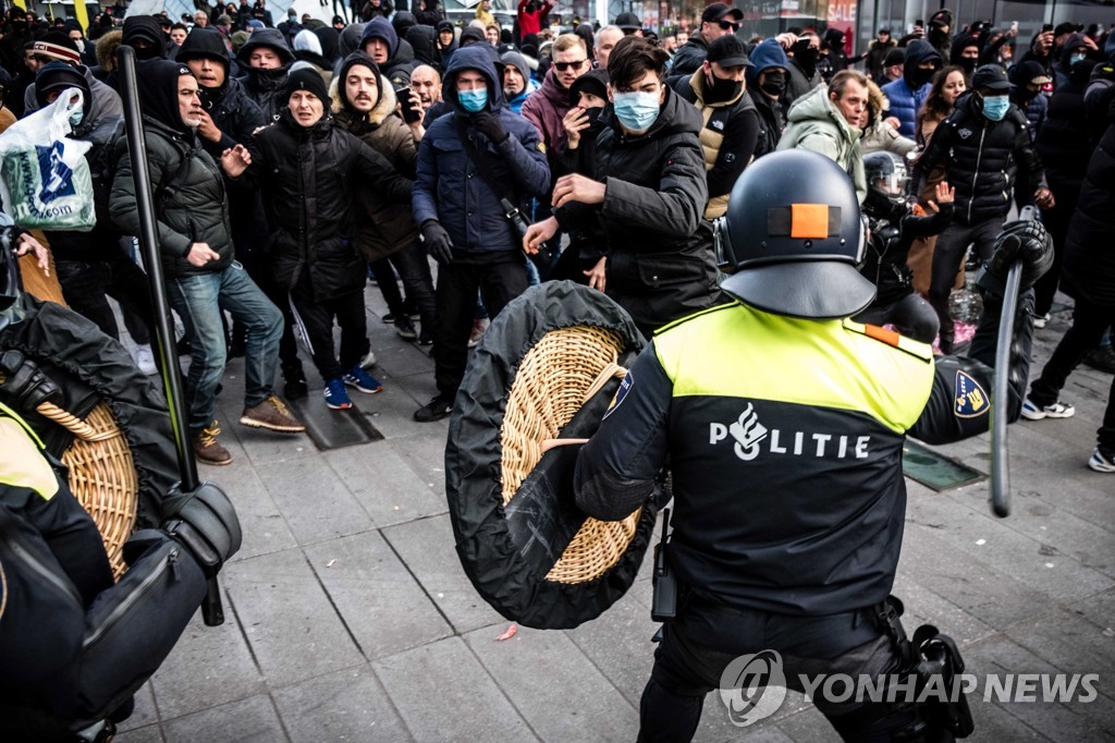 "코로나 봉쇄 반대" 네덜란드 격렬 시위…경찰과 충돌