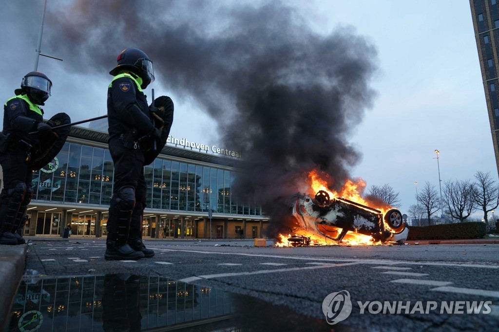 "코로나 봉쇄 반대" 네덜란드 격렬 시위…경찰과 충돌