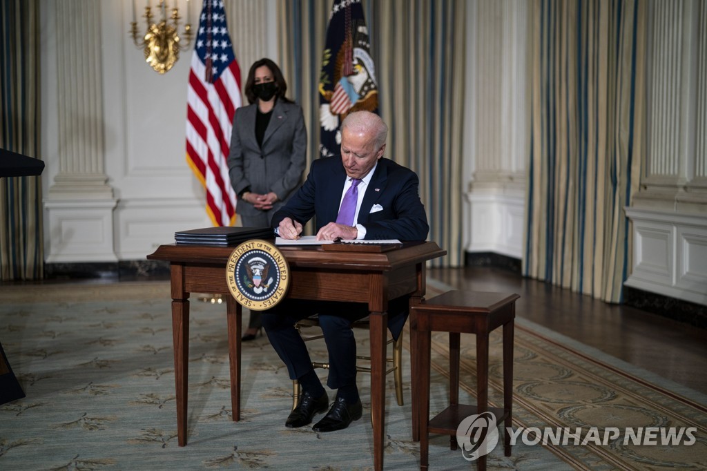 취임 일주일 바이든, 인종차별 해소 지시…"아시아계 혐오 안돼"