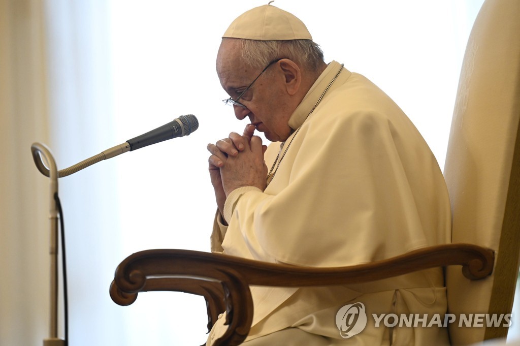 교황 "홀로코스트 재발할 수도…경각심 가져야"